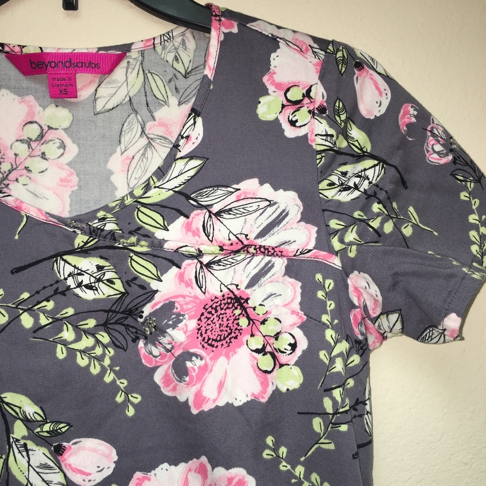 BEYOND SCRUBS XS Crossover Y style Scrub Top - Picture 2 of 8